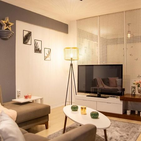 Amazing Flat Near The Coast With A Delightful Shared Terrace Close To Public Transportation In Karsiyaka Izmir Exterior photo